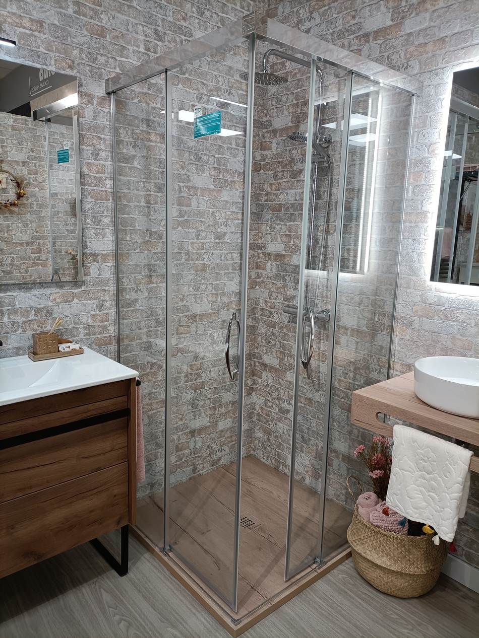 Baño real de Decocina con ducha, mueble suspendido y espejo retroiluminado