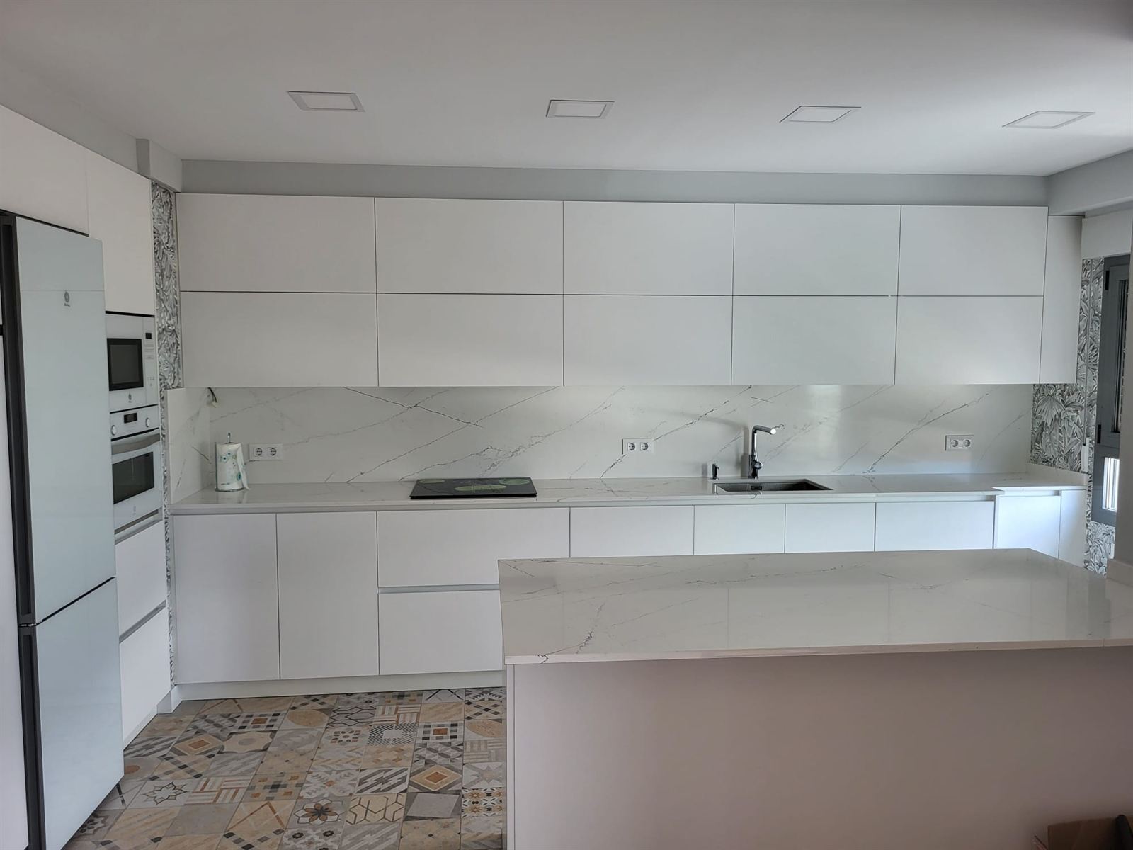 Cocina real de Decocina con encimera en tono claro y veteado
