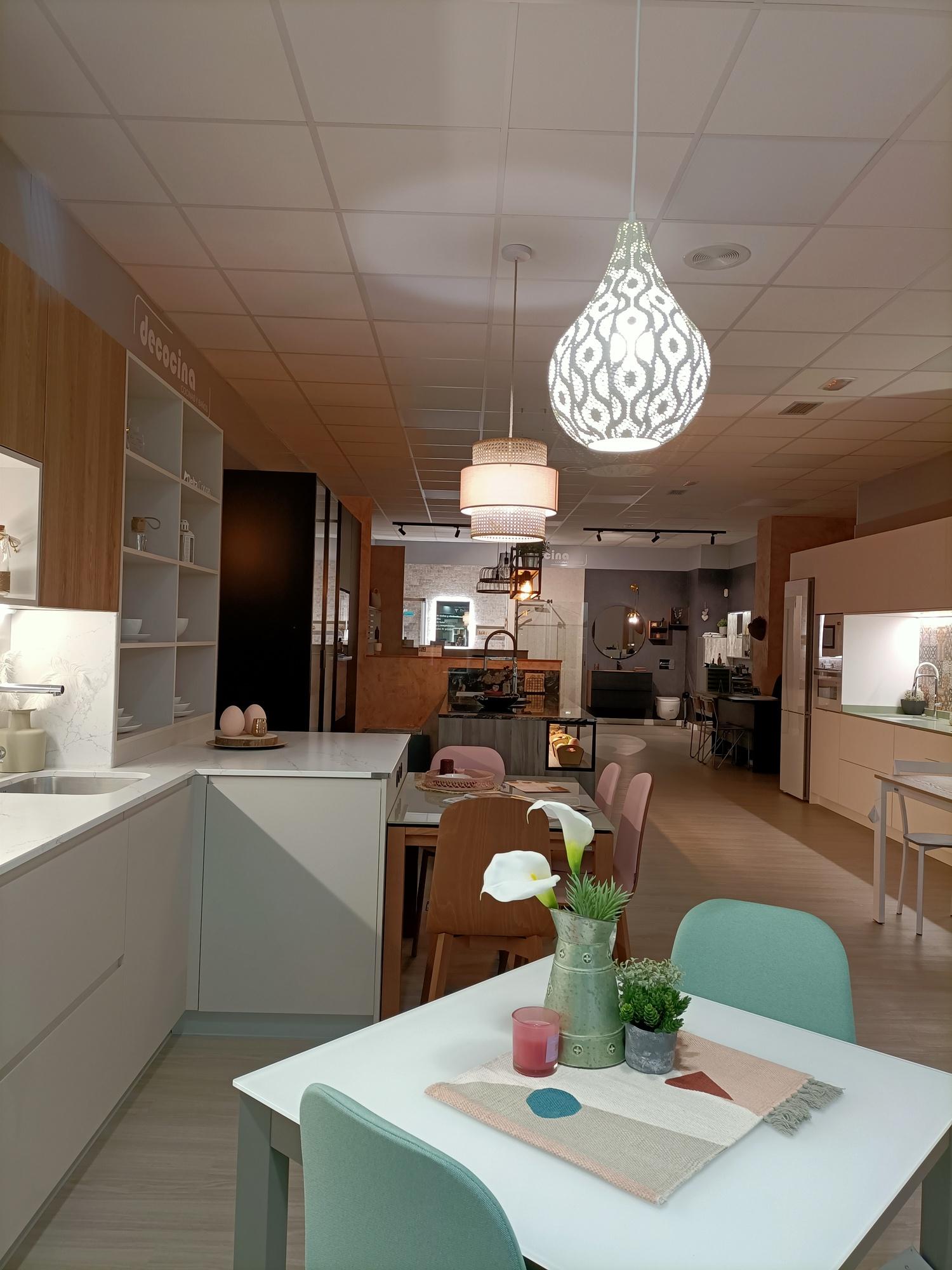 Interior real de la exposición de Decocina en Barakaldo, con varias cocinas y baños montados