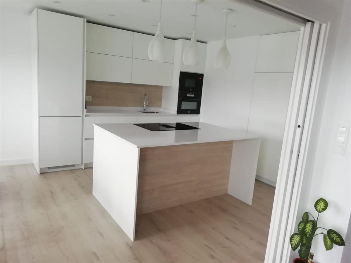Cocina real de Decocina con isla en blanco y madera