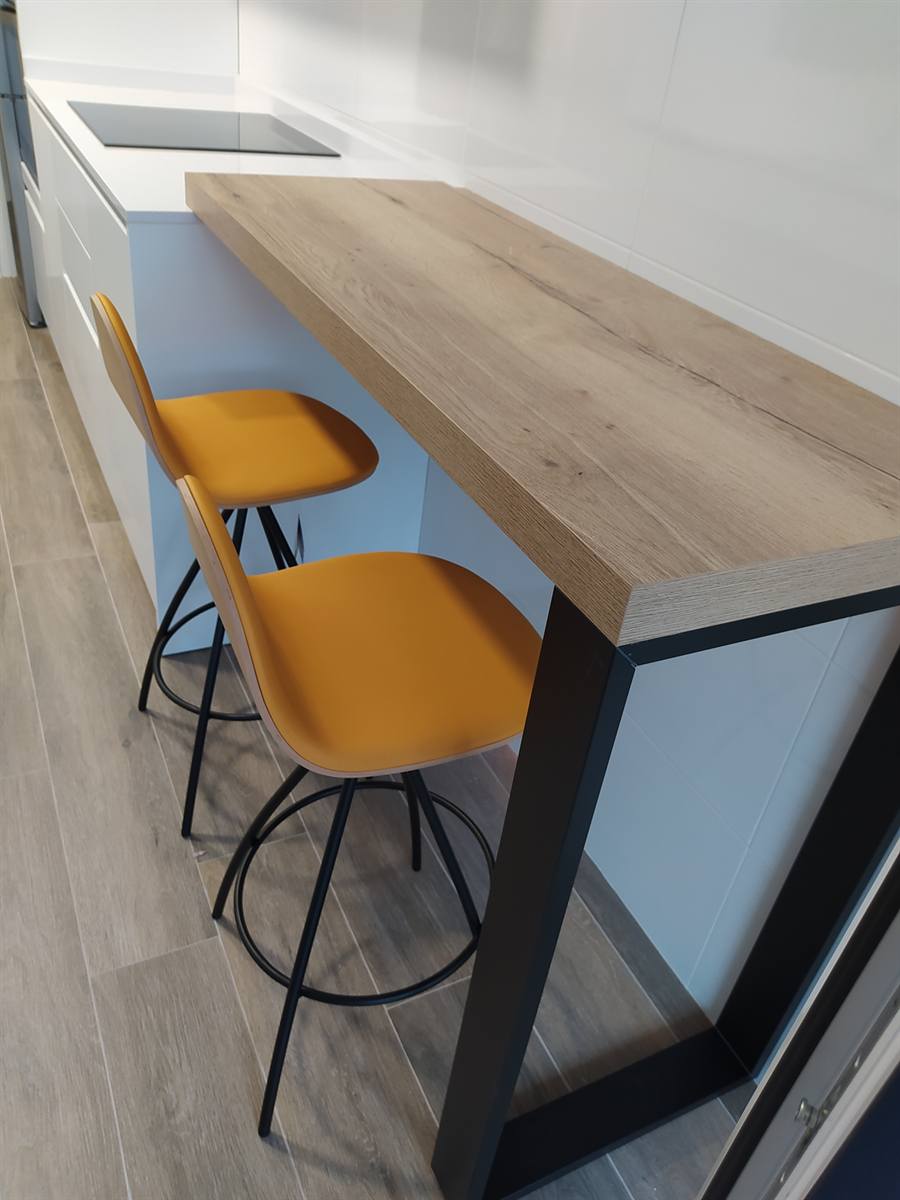 Barra de cocina con encimera de madera y taburetes