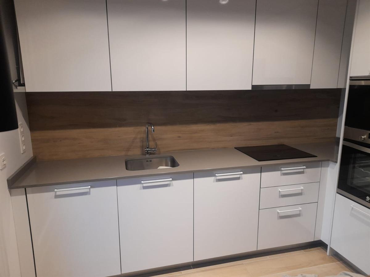 Cocina con frente de madera y encimera de gran formato
