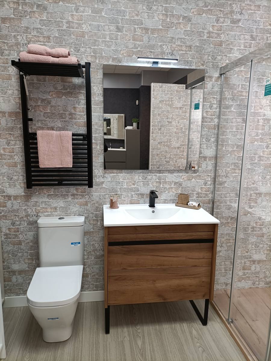 Baño con mueble en madera clara y grifería negra