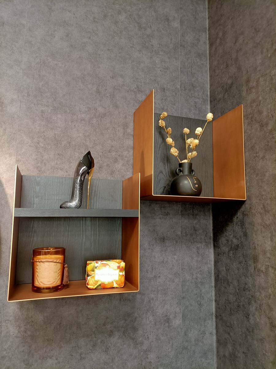 Detalle de accesorios y estantería en un baño de exposición