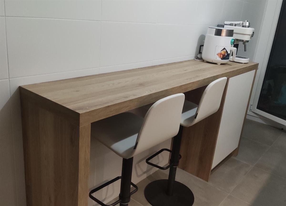Barra de desayuno en madera con taburetes y cafetera